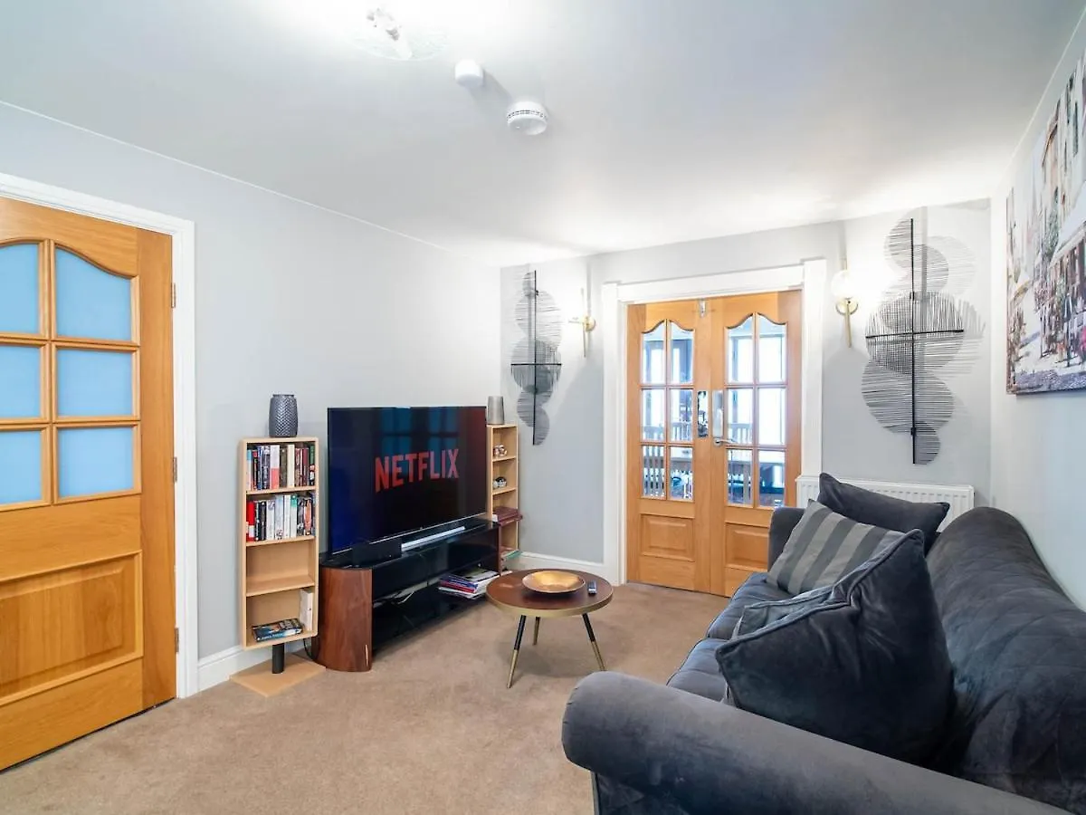 Exclusive 3-Bedroom Villa In Sheffield