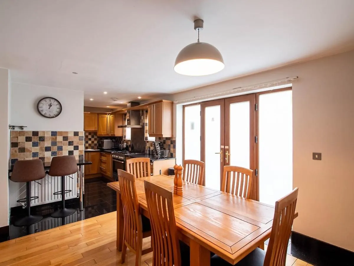 Exclusive 3-Bedroom Villa In Sheffield 0*,